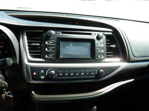 Used 2015 Toyota Highlander LE AWD/4WD image 13