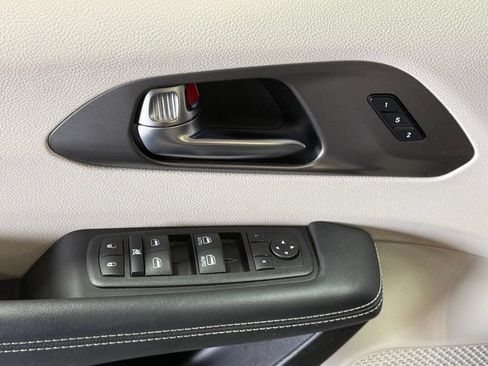 Certified 2023 Chrysler Pacifica Touring-L AWD/4WD image 32