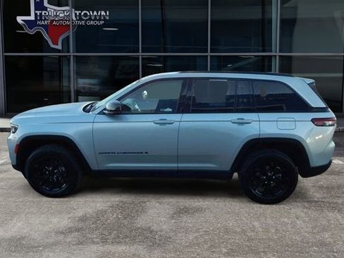 Used 2024 Jeep Grand Cherokee Altitude AWD/4WD image 7
