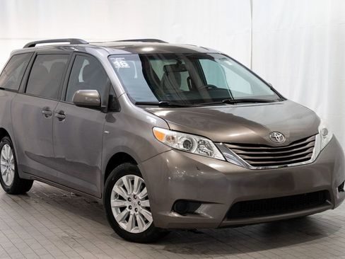Used 2016 Toyota Sienna LE image 1
