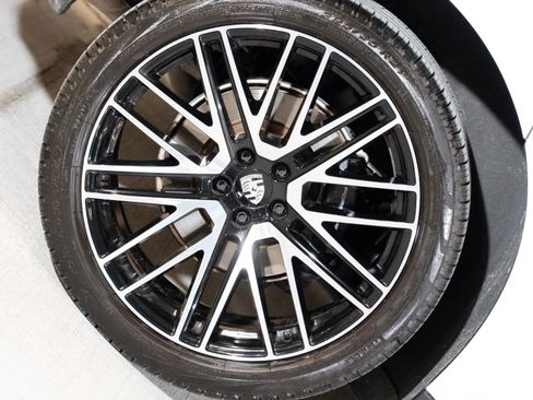 Certified 2024 Porsche Macan AWD/4WD image 11
