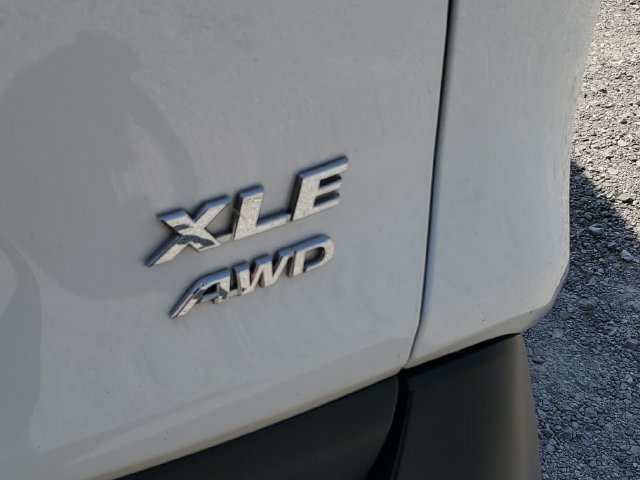 Used 2020 Toyota RAV4 XLE AWD/4WD image 9