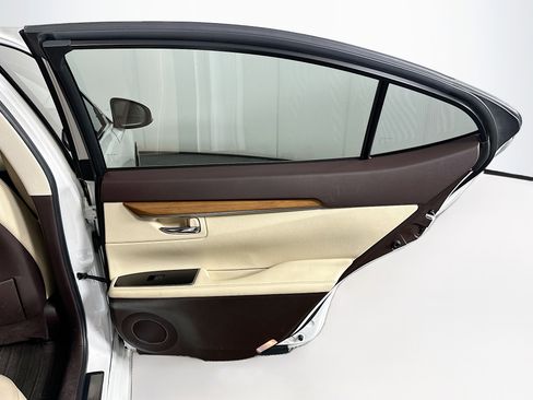 Used 2017 Lexus ES 300h w/ Luxury Package FWD image 31