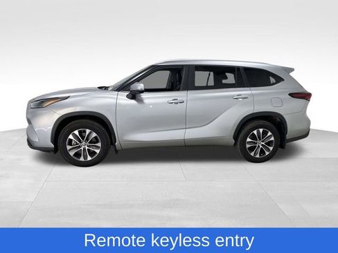 Used 2024 Toyota Highlander XLE image 2