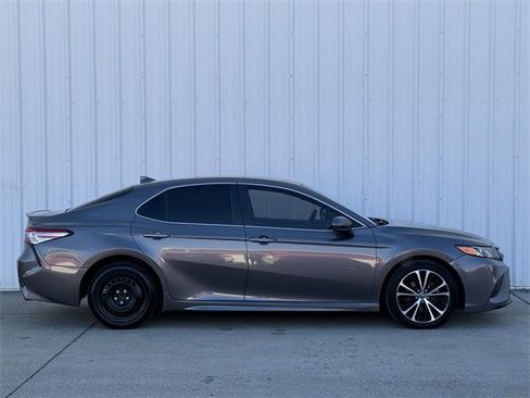 Used 2020 Toyota Camry SE image 3