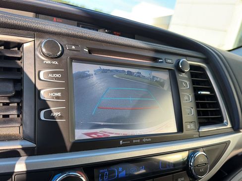 Used 2017 Toyota Highlander XLE FWD image 26