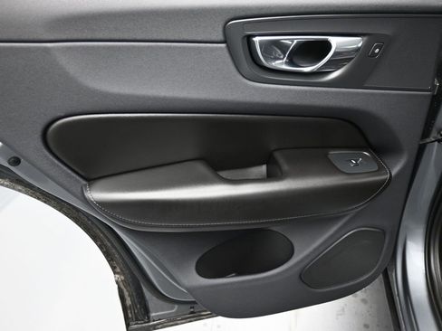 Used 2019 Volvo XC60 T6 Momentum w/ Multimedia Package image 13