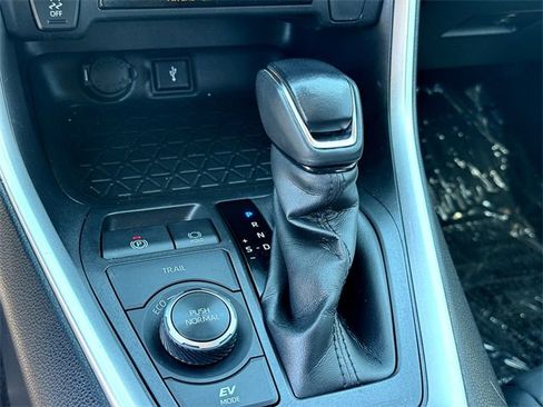 Used 2022 Toyota RAV4 XLE Premium image 19