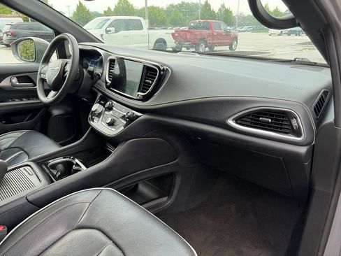 Used 2022 Chrysler Pacifica Limited w/ Uconnect Theater Family Group FWD image 11