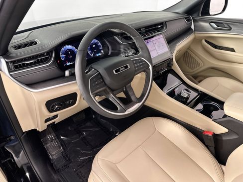 Used 2023 Jeep Grand Cherokee Limited w/ Black Appearance Package image 9