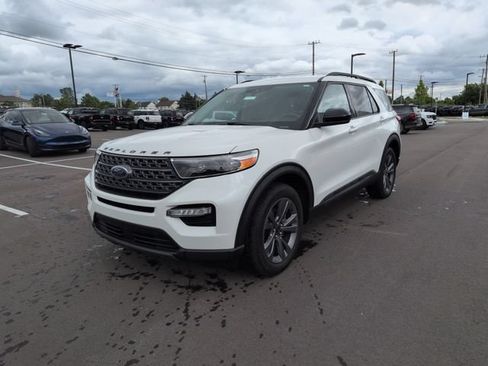 Certified 2023 Ford Explorer XLT w/ Equipment Group 202A AWD/4WD image 3