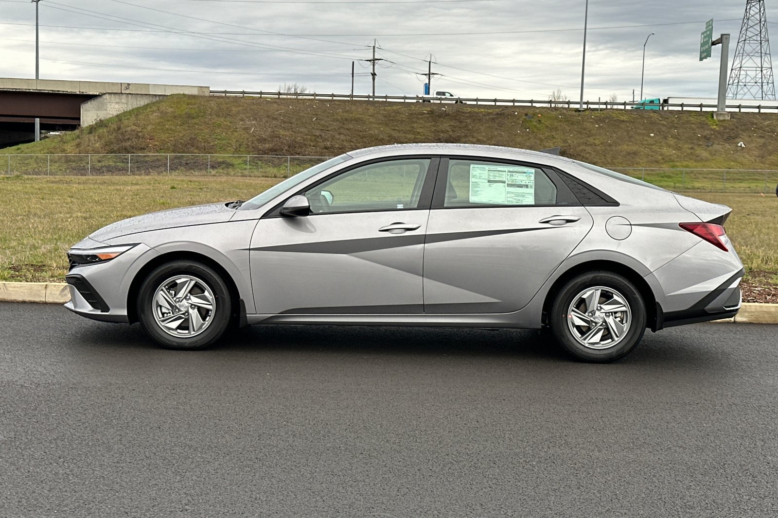 Used 2026 Hyundai Elantra SE FWD image 6