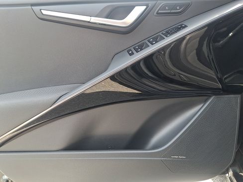 Used 2025 Kia Niro SX Touring FWD image 12