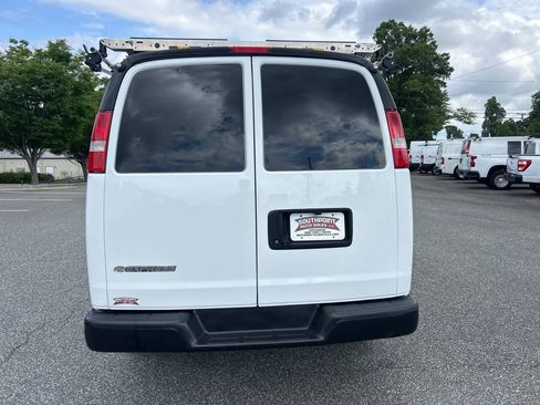Used 2017 Chevrolet Express 2500 RWD image 4