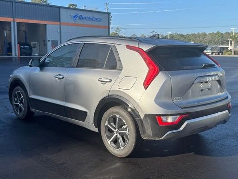 Used 2025 Kia Niro SX image 3