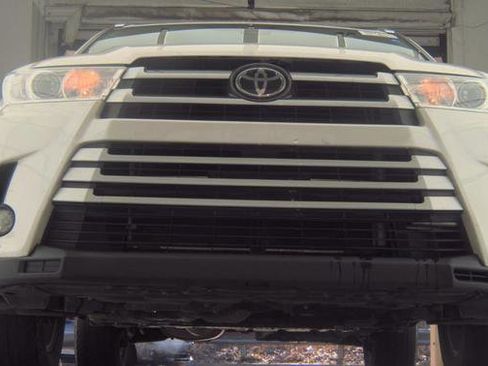 Used 2019 Toyota Highlander XLE image 4