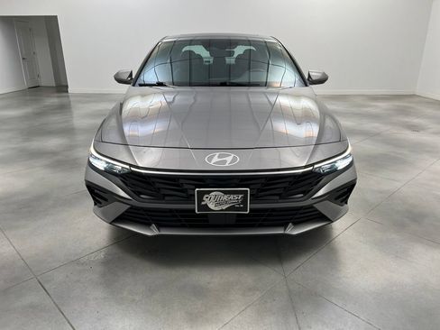 Used 2025 Hyundai Elantra SEL image 2