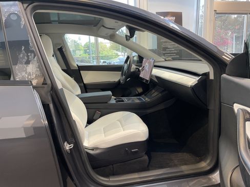 Used 2022 Tesla Model Y Long Range AWD/4WD image 11
