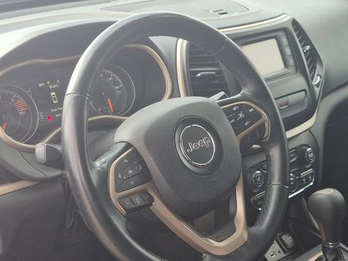 Used 2017 Jeep Cherokee Latitude w/ Safety/Convenience Group FWD image 5