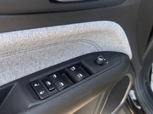 Used 2024 Jeep Compass Latitude w/ Convenience Group AWD/4WD image 10
