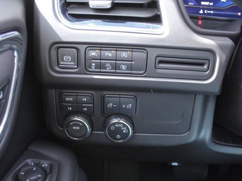 Used 2023 Chevrolet Suburban Z71 w/ Luxury Package image 27