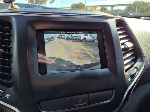 Used 2019 Jeep Cherokee Latitude w/ Popular Appearance Group image 5