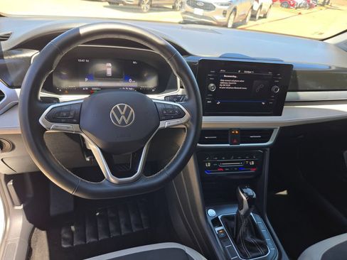 Used 2025 Volkswagen Taos SE AWD/4WD image 17