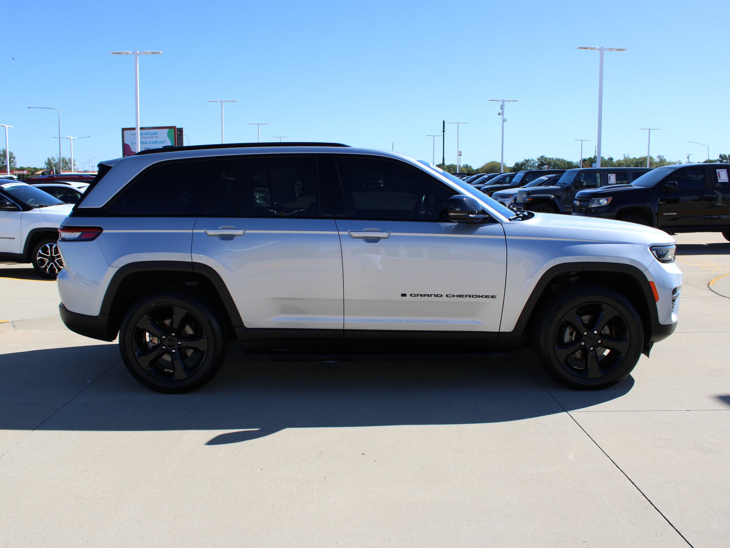Used 2022 Jeep Grand Cherokee Altitude AWD/4WD image 7