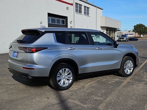 New 2026 Mitsubishi Outlander ES image 13
