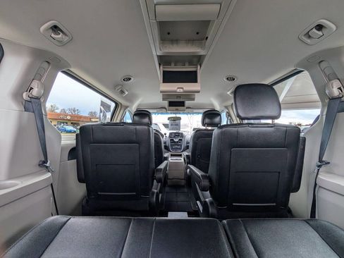 Used 2016 Chrysler Town & Country Touring w/ Driver Convenience Group image 15