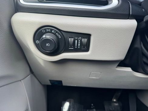 Used 2024 Chrysler Pacifica Touring-L image 37