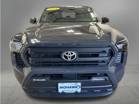 Used 2025 Toyota Tacoma SR5 AWD/4WD image 9