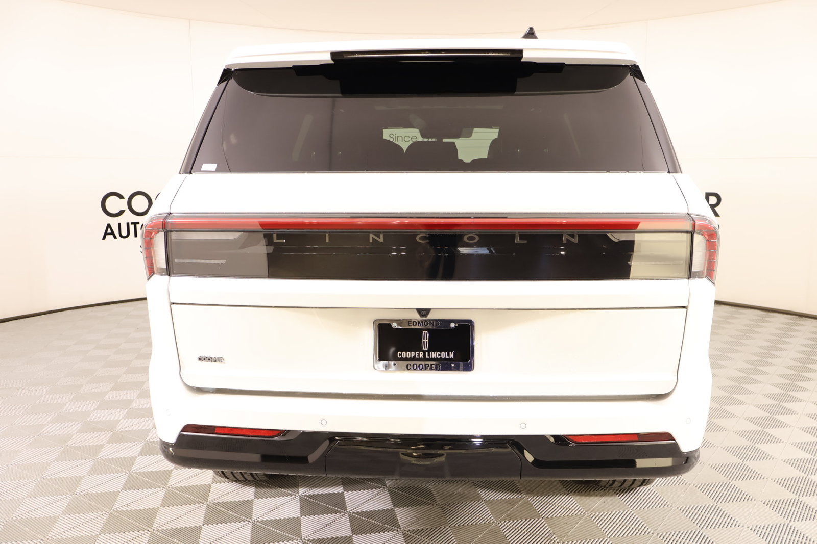 New 2026 Lincoln Navigator Reserve w/ Jet Appearance Package AWD/4WD image 24