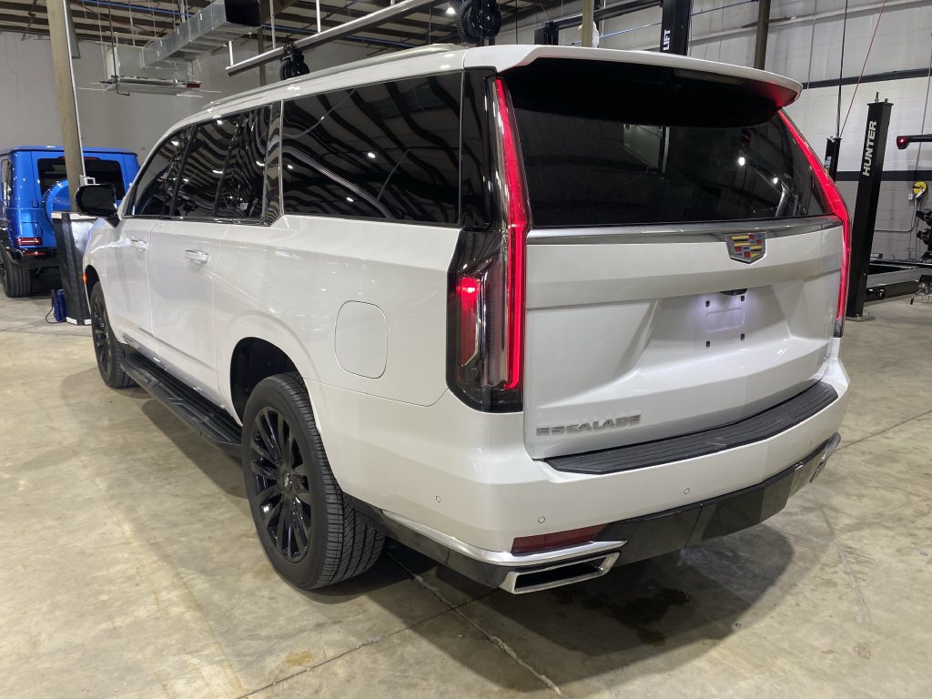 Used 2023 Cadillac Escalade ESV Premium Luxury AWD/4WD image 18