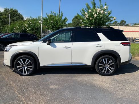 Used 2024 Nissan Pathfinder Platinum FWD image 5