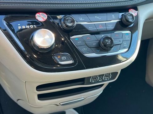 Used 2024 Chrysler Pacifica Select image 20