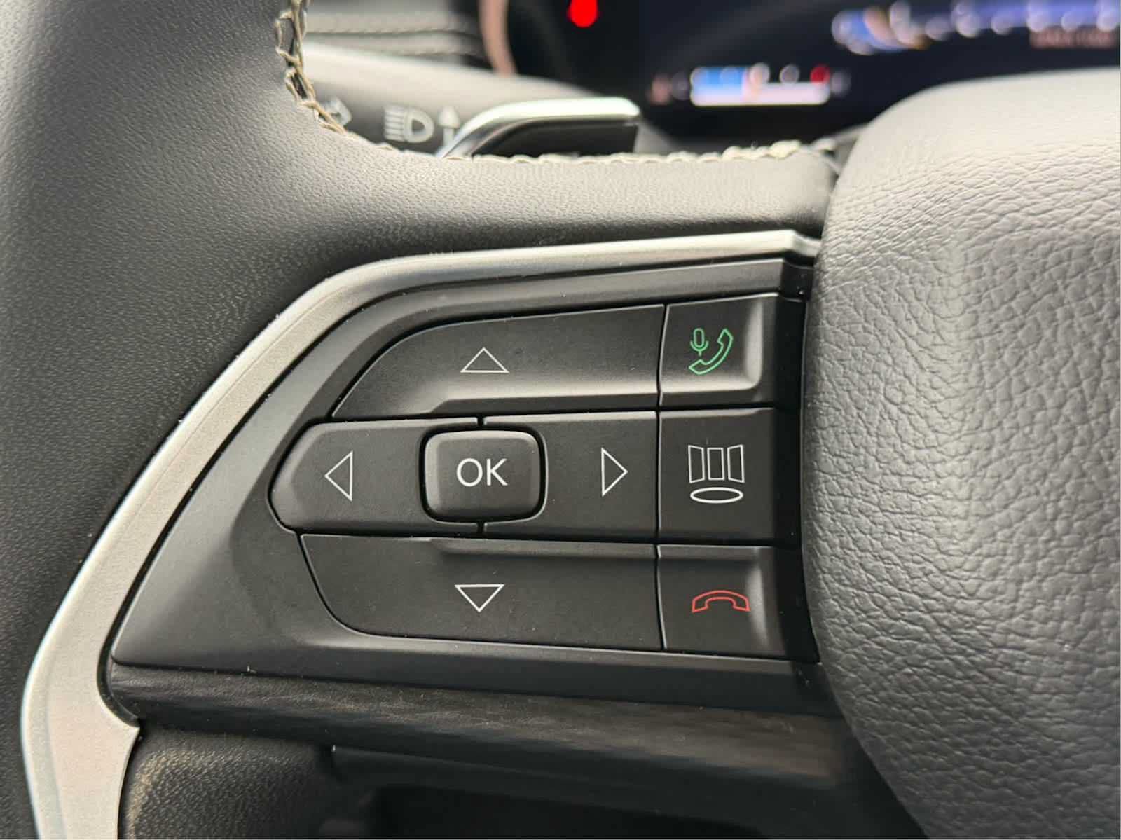 Used 2023 Jeep Grand Cherokee Altitude AWD/4WD image 18