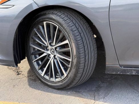 Used 2025 Lexus ES 300h w/ Premium Package FWD image 17