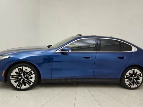 Used 2026 BMW 530i xDrive image 3