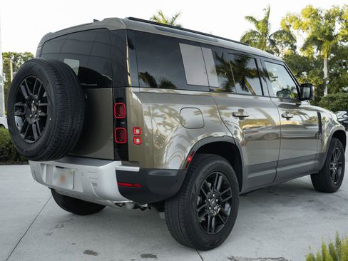 Used 2025 Land Rover Defender 110 S image 8