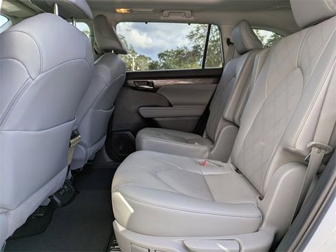 Used 2022 Toyota Highlander Platinum image 15