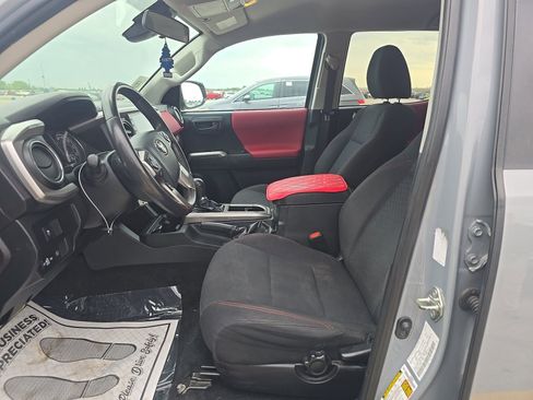 Used 2020 Toyota Tacoma SR5 RWD image 11