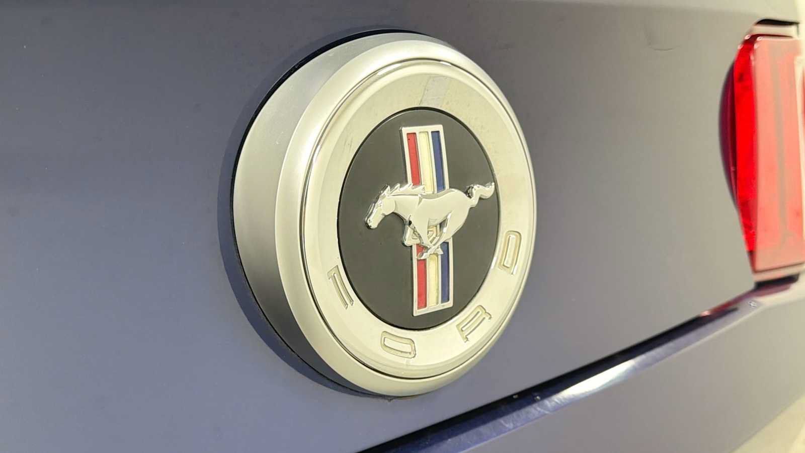 Used 2010 Ford Mustang Convertible RWD image 27