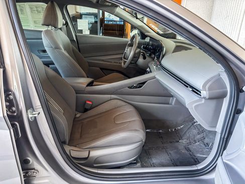 Used 2025 Hyundai Elantra SEL FWD image 19