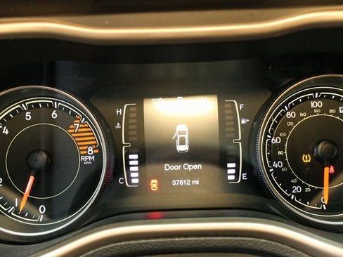 Used 2016 Jeep Cherokee Latitude w/ Cold Weather Group FWD image 23