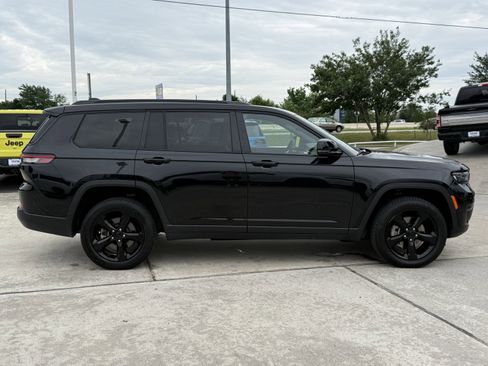 Used 2023 Jeep Grand Cherokee L Laredo image 3