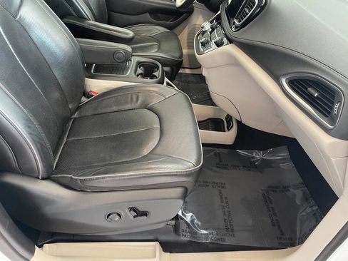 Used 2020 Chrysler Pacifica Limited image 33