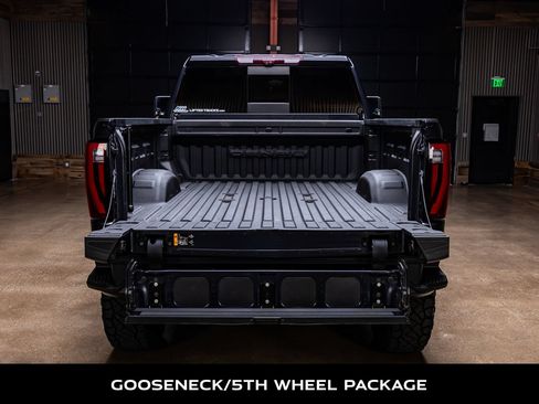 Used 2024 GMC Sierra 2500 Denali w/ Denali Reserve Package AWD/4WD image 9