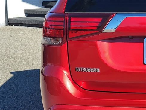Used 2019 Mitsubishi Outlander 4WD Plug-In Hybrid image 6