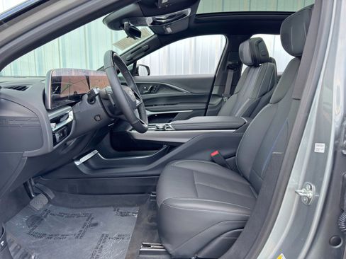Used 2025 Cadillac Lyriq Luxury image 15